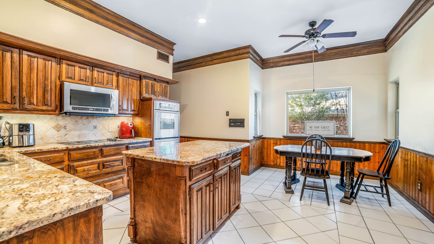 Kitchen with island, granite counters and breakfast table at Baffin Bay