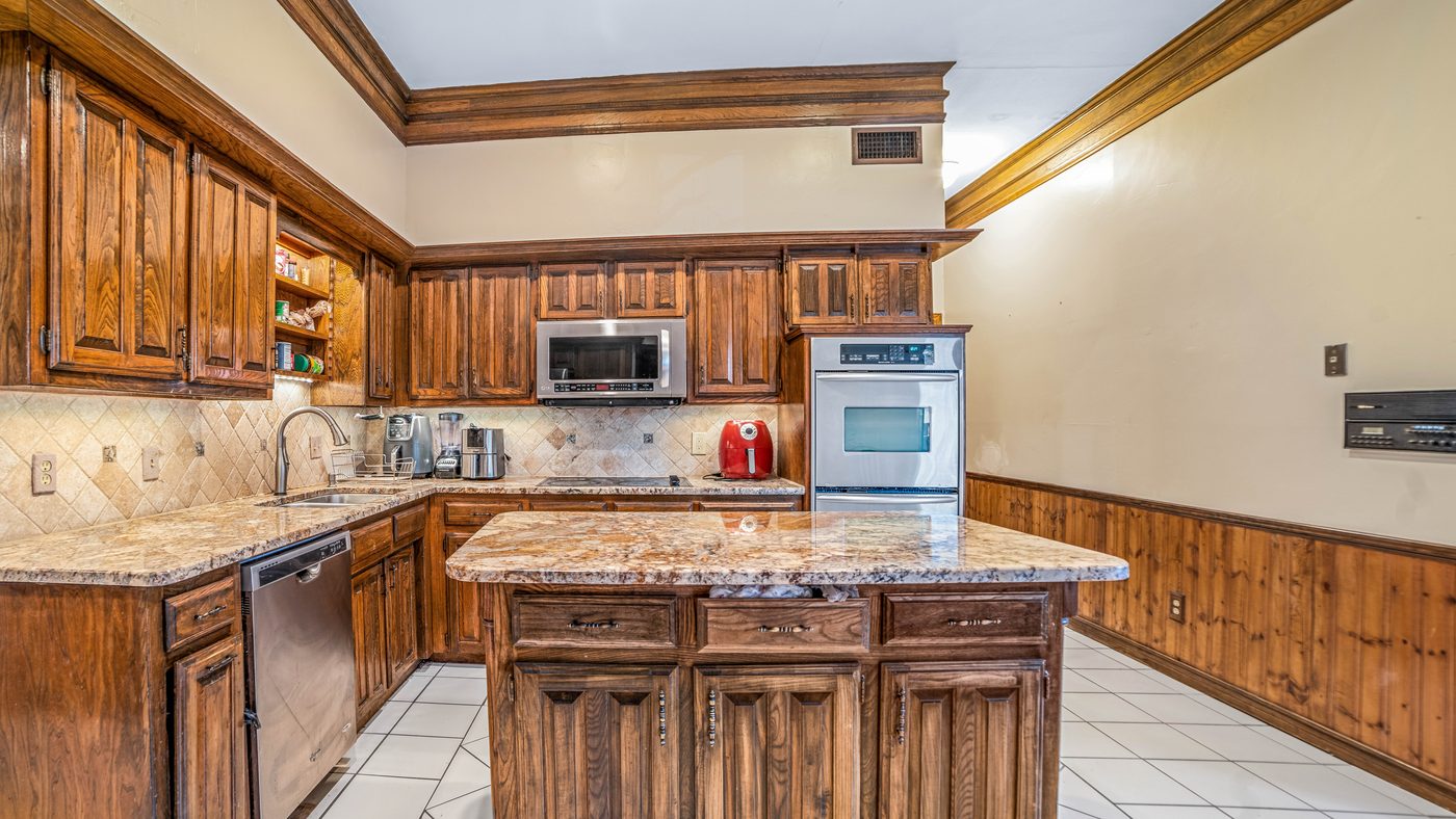 Kitchen island and double ovens at Baffin Bay