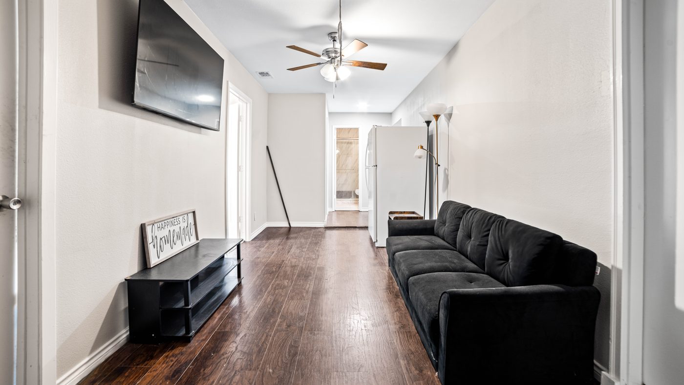 Living room seating and ceiling fan at Chinaberry