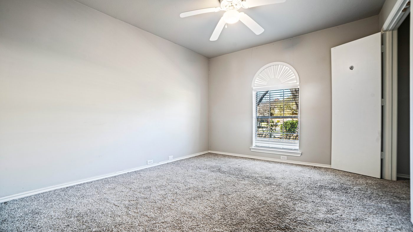 Carpeted bedroom with arched window at Matterhorn