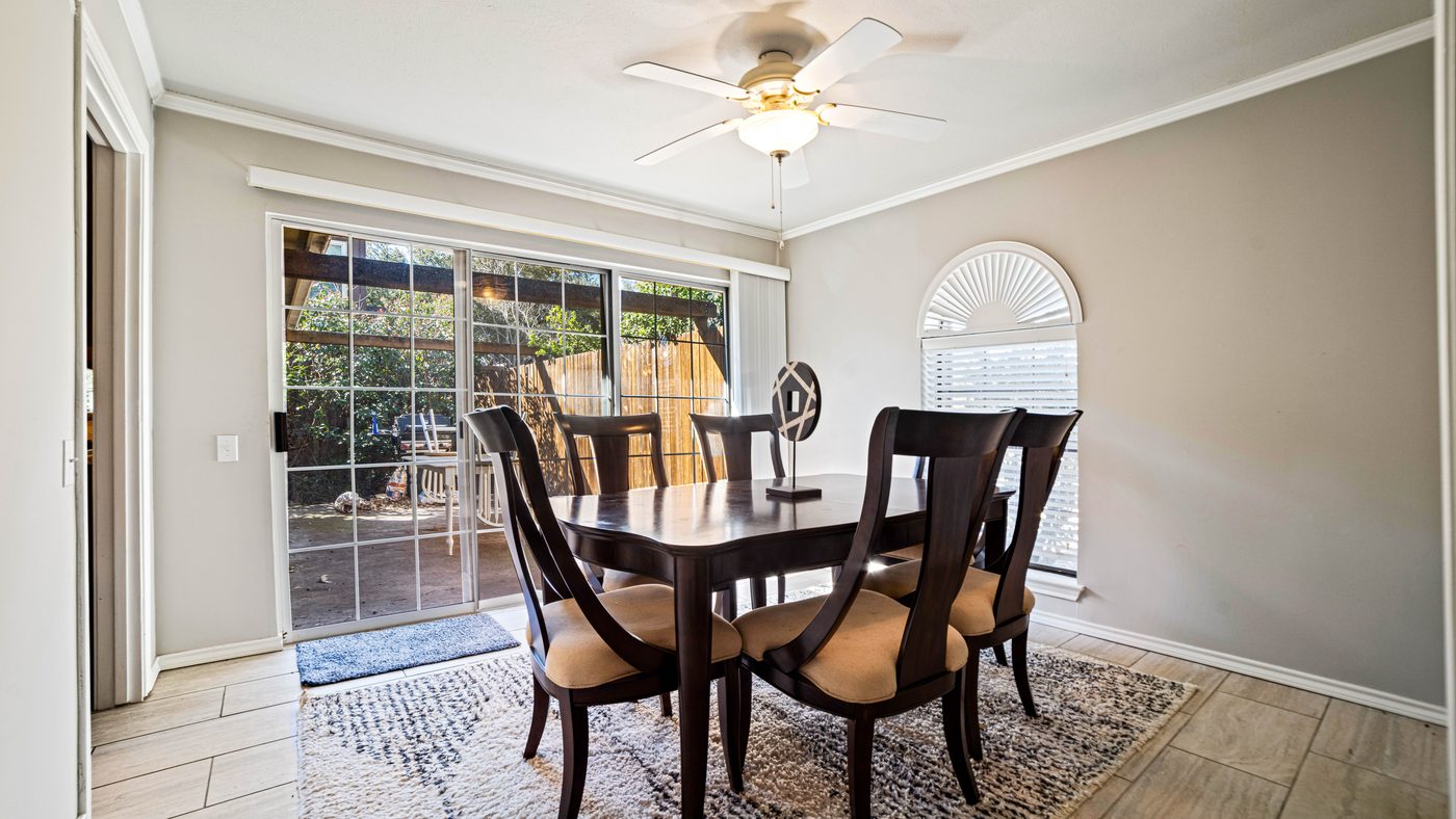 Dining room with dark wood table at Matterhorn