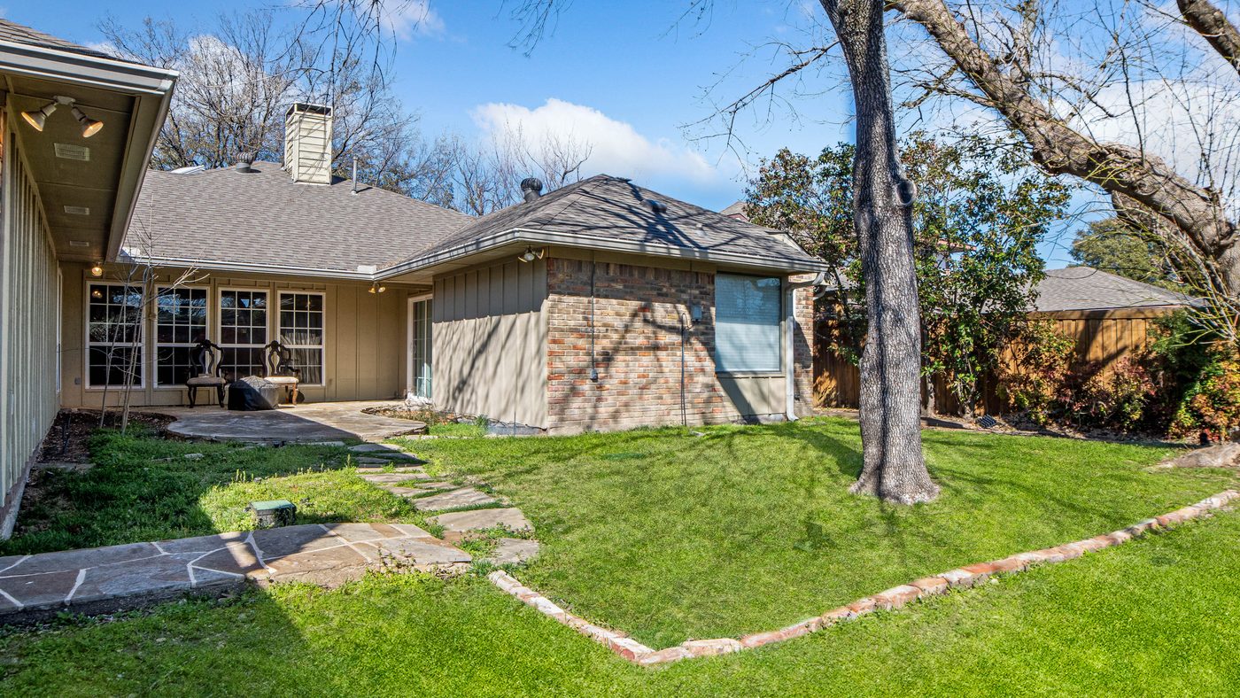 Backyard lawn with shade tree at Matterhorn