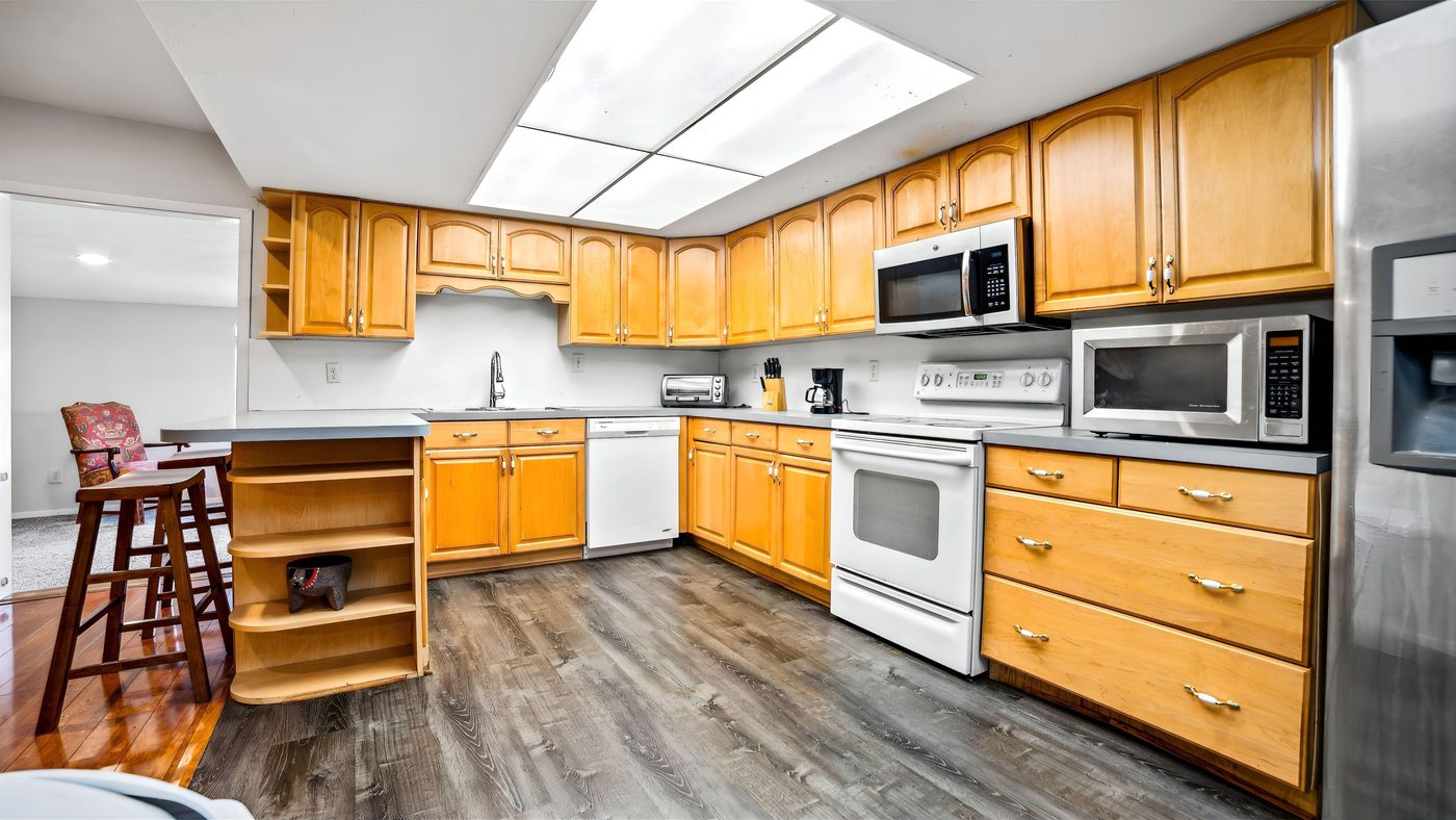 Kitchen with white range and breakfast bar at Overdowns
