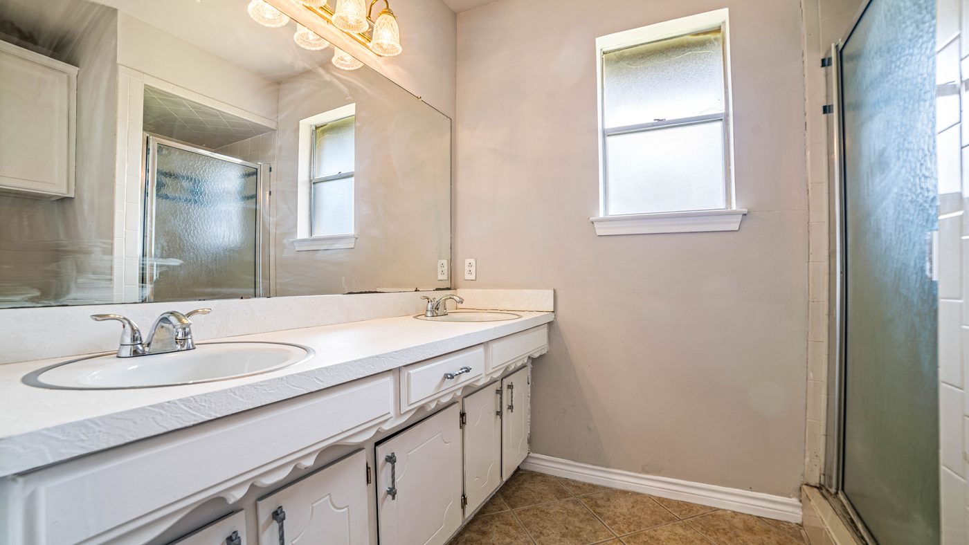 Bathroom with double vanity and walk-in shower at Papeete