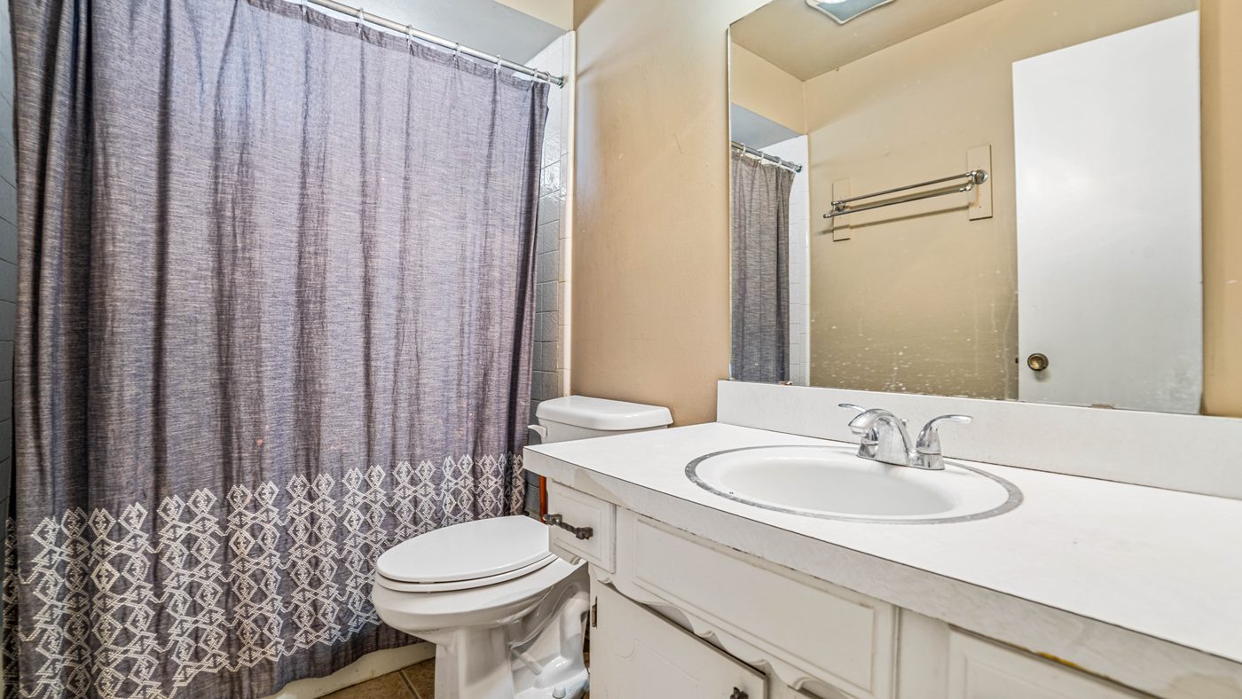 Bathroom with vanity and shower curtain at Papeete