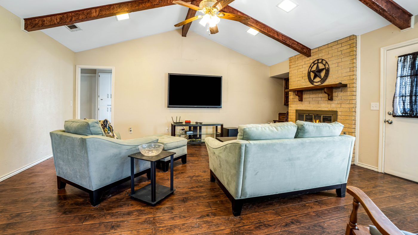 Living room with sofas and wall-mounted TV at Papeete
