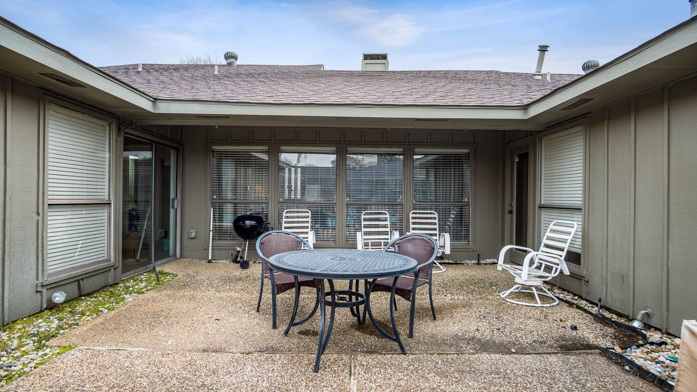 Courtyard patio with table and chairs at Stain Glass