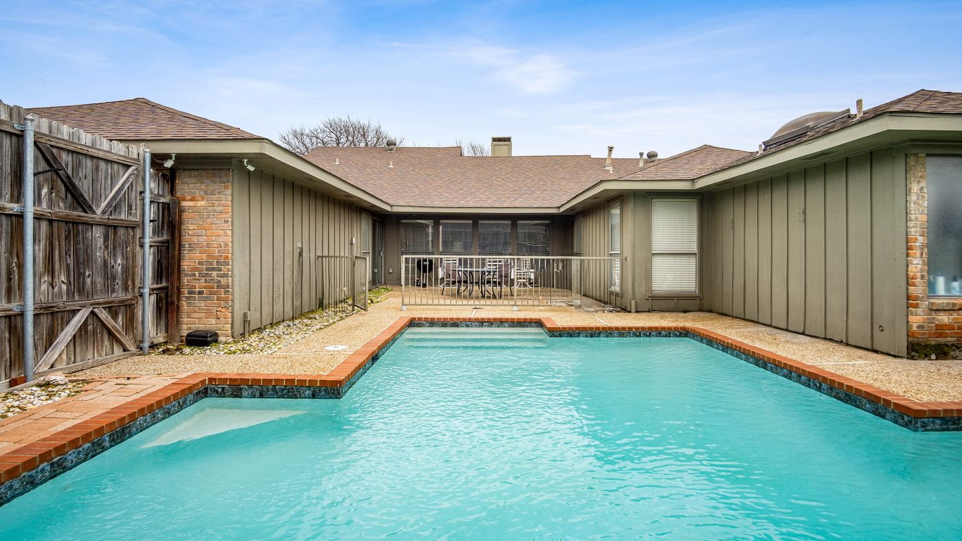 Swimming pool and courtyard at Stain Glass
