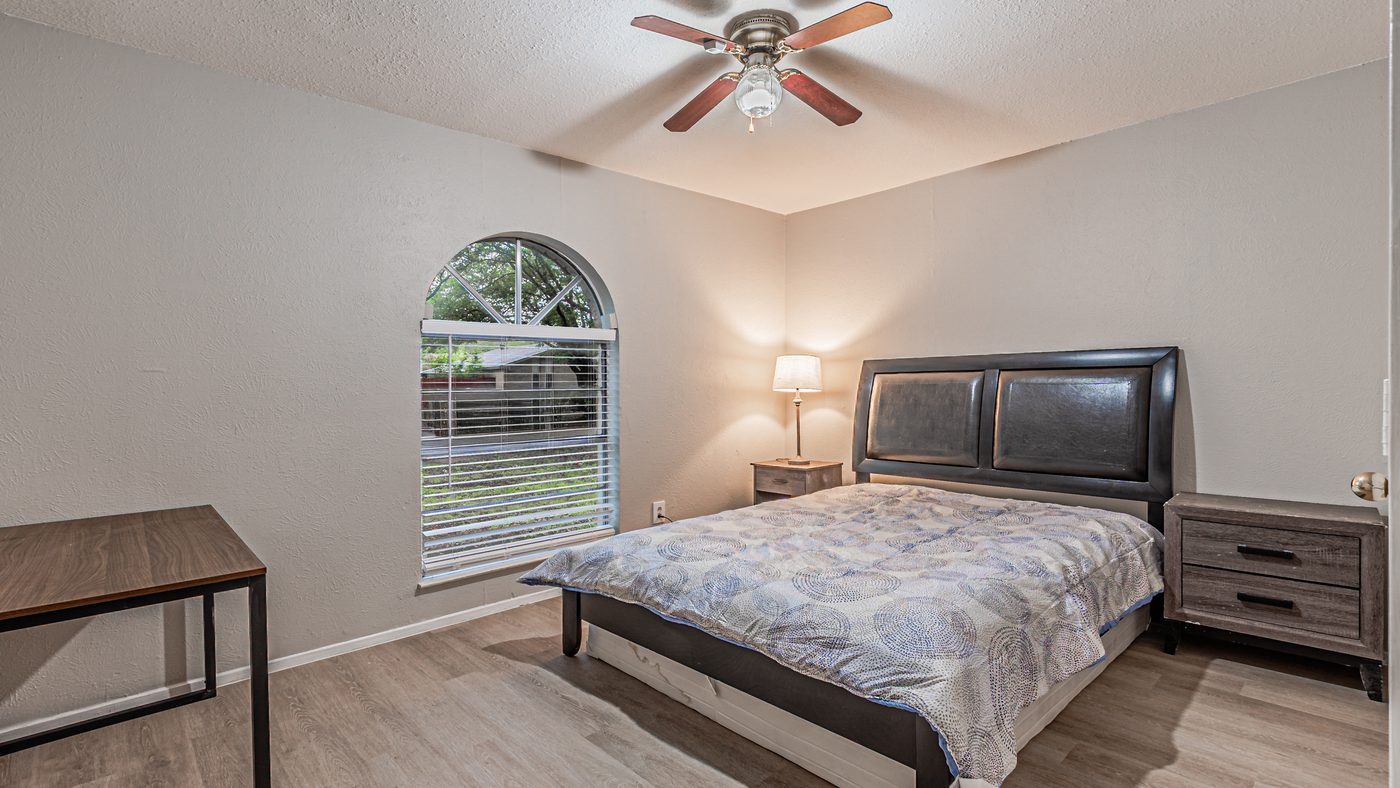 Bedroom with bed, desk and nightstands at Yosemite