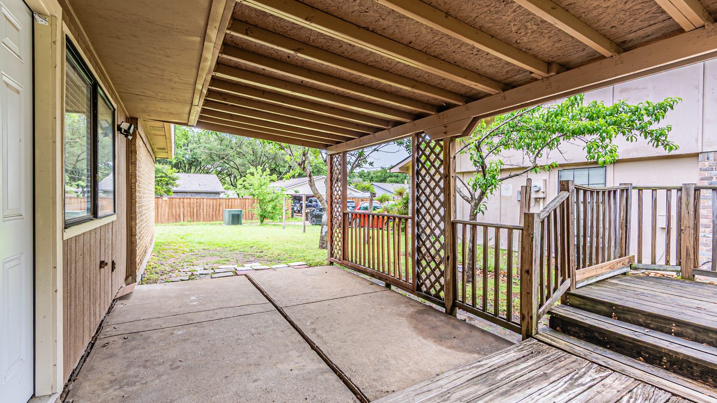 Covered patio and wood deck at Yosemite